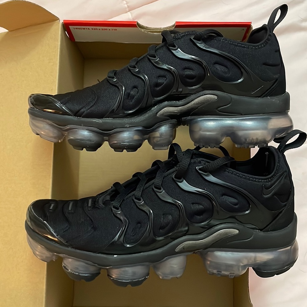 Black Nike Air Vapormax Plus, size 7 woman’s